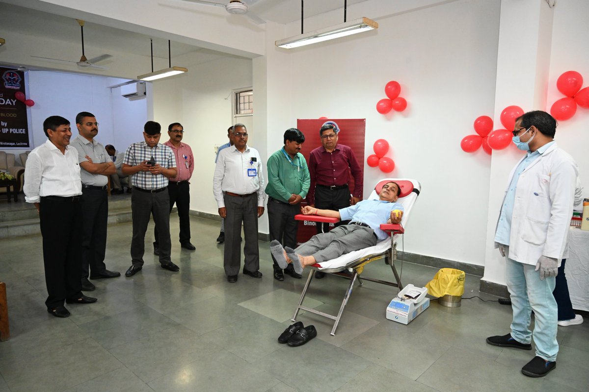 adg_securityup's tweet photo. 14.06.2023 / Security Hqs Lucknow 

रक्त दान महा दान !

विश्व रक्तदाता दिवस के अवसर पर सुरक्षा विभाग, उत्तर प्रदेश पुलिस , की एक छोटी सी पहल..... https://t.co/PC8hlmEbJN