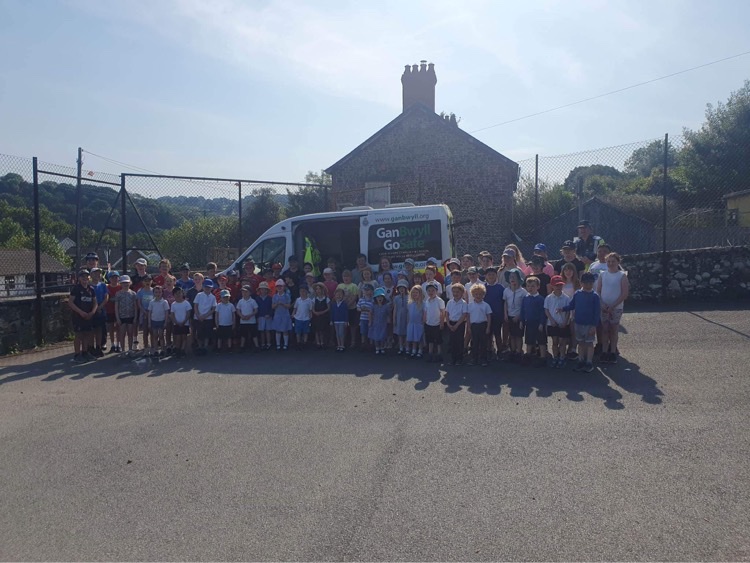 YsgolCiliauParc's tweet photo. Diolch i Charlotte am ddod draw heddiw gyda'r fan #GanBwyll. Lovely to see PCSO Charlotte at school today with the #GoSafe van.
@DPPLampeter #CiliauAeron #Diogelwch #Safety #Heddlu #Police #Community #Cymuned  #RoadSafety https://t.co/J2rmyDjTm7