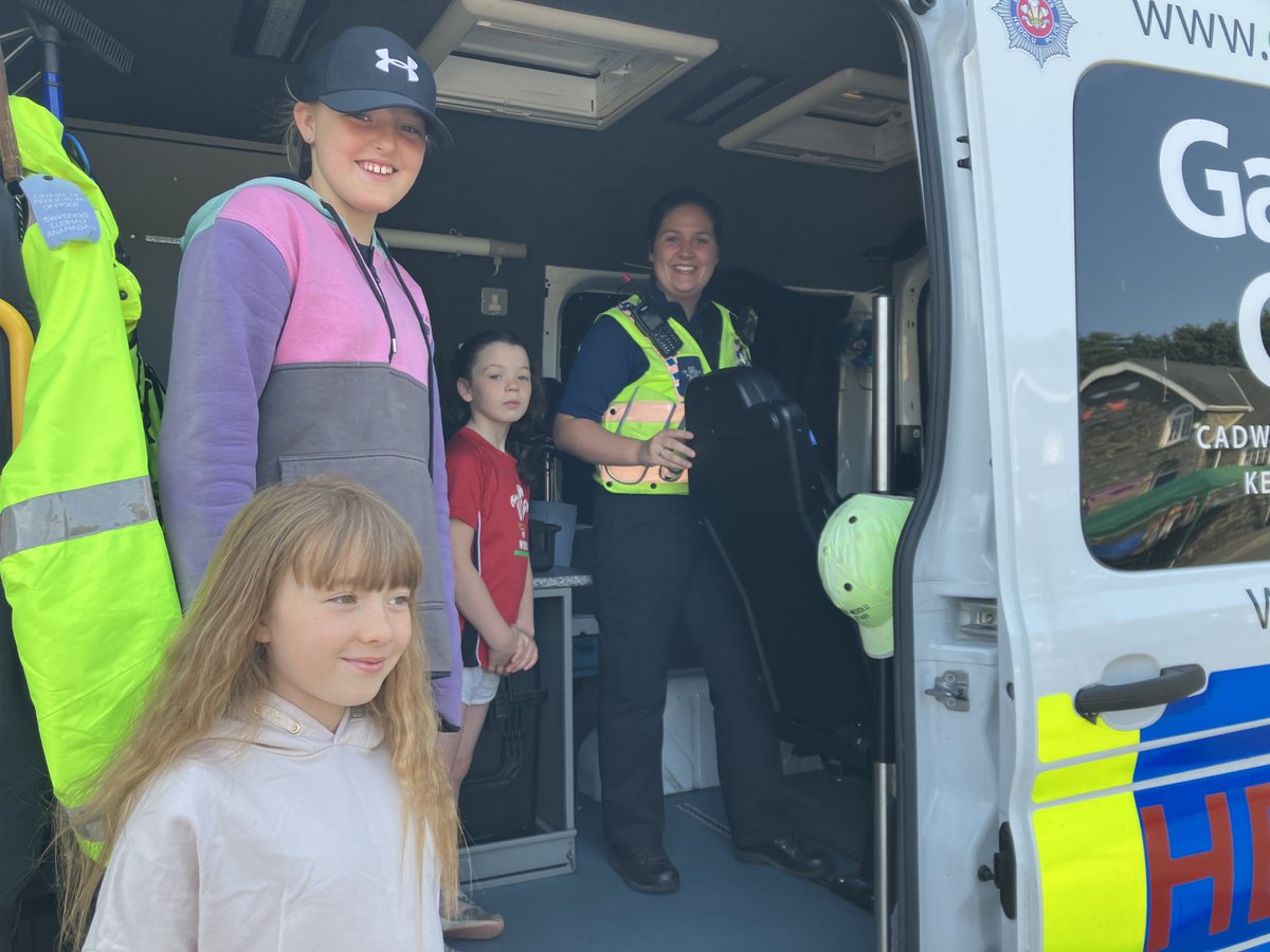 YsgolCiliauParc's tweet photo. Diolch i Charlotte am ddod draw heddiw gyda'r fan #GanBwyll. Lovely to see PCSO Charlotte at school today with the #GoSafe van.
@DPPLampeter #CiliauAeron #Diogelwch #Safety #Heddlu #Police #Community #Cymuned  #RoadSafety https://t.co/J2rmyDjTm7