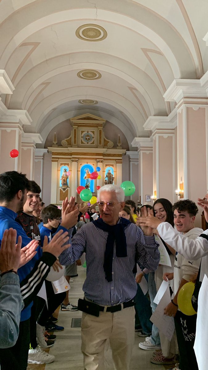 Salesarevalo's tweet photo. En estos días finales de curso, no hemos querido pasar por alto que son los últimos días de clase de Don Pepe. Un agradecimiento y reconocimiento de todos los chicos/as a quien ha sido su profesor, su acompañante, su amigo ❤️👨‍🏫 Todavía le queda, pero así lo han hecho. https://t.co/JkfoWQDKGQ