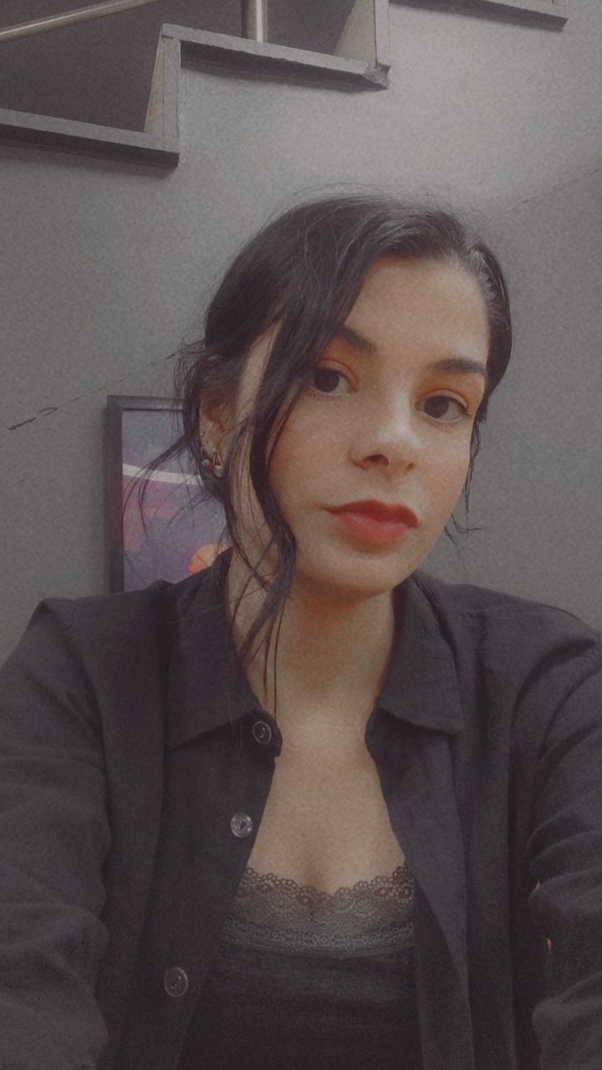 Ne bu ciddiyet be kızım sal kendini biraz 💋