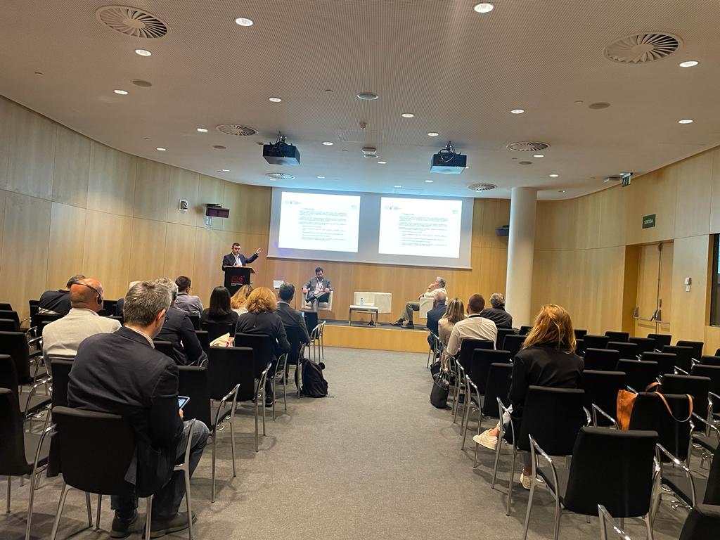 🎙️ Luis Fernández asseguró en el #EBS2023 que otra forma de construir es posible con un modelo más #circular. Los #materiales deben poder volver al fabricante para darles nuevo uso ♻️