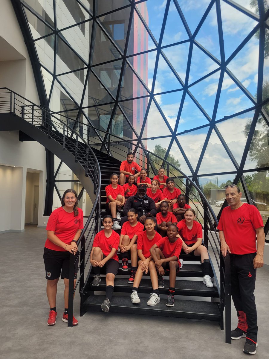 College_Jaubert's tweet photo. Visite des filles de l'équipe de la section sportive football du @College_Jaubert  au Centre d'entraînement de l'OGC Nice avec @Marjorie_Lalane et @Jamel062 Elles ont rencontré des joueuses de D2 et Johan Audel, ancien joueur professionnel, qui a été élève au @College_Jaubert https://t.co/dPgfwv9ch6