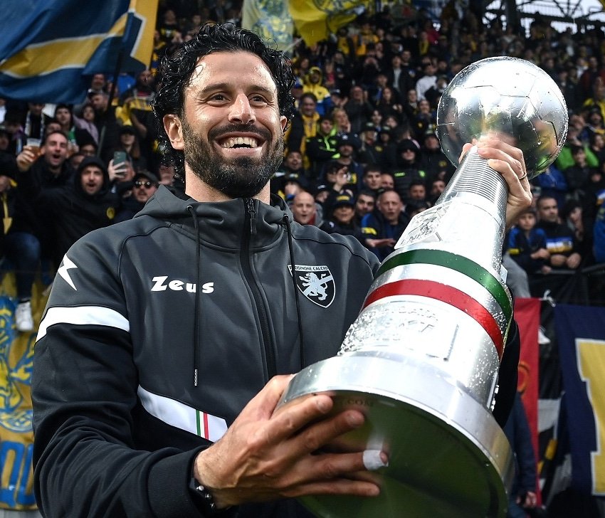 Fr_Cal_1928's tweet photo. È ufficiale, Grosso ha deciso di andare via. 

Mai smetteremo di ringraziarti, mai sarai dimenticato, GR🅰️ZIE mister, è stata una bellissima stori🅰️ d'amore.

#frosinonecalcio #fabiogrosso https://t.co/3lQdVJxDfi