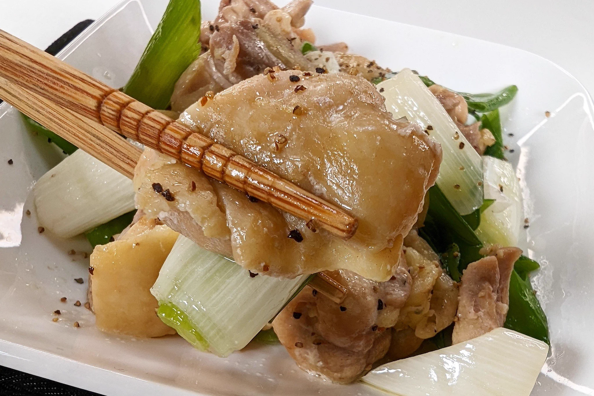 なんと電子レンジでできちゃう！フライパンいらずの簡単レシピ「ネギ塩ペッパーチキン」。