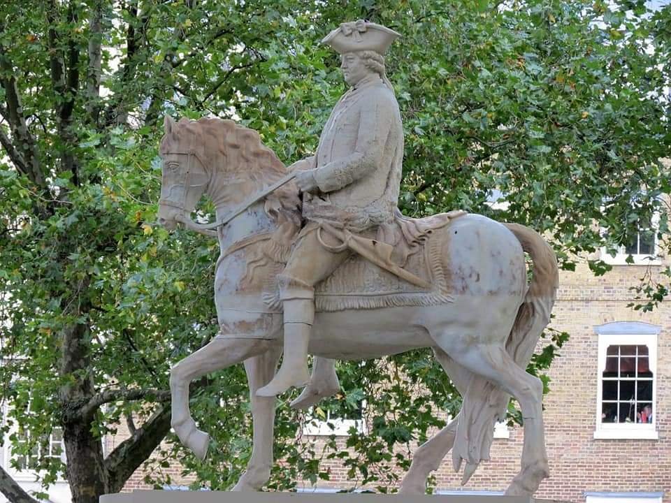 DEĞER YARGILARININ DEĞİŞİMİ 

Jacobite isyancılara karşı komutası altındaki İngiliz kuvvetlerine verdiği 'Merhamet gösterilmeyecek' emri sonrası muharabedeki yaralıların vurulması ve süngülenmesi ile namı Culloden Kasabı olan Cumberland Dükü'nün heykeli,