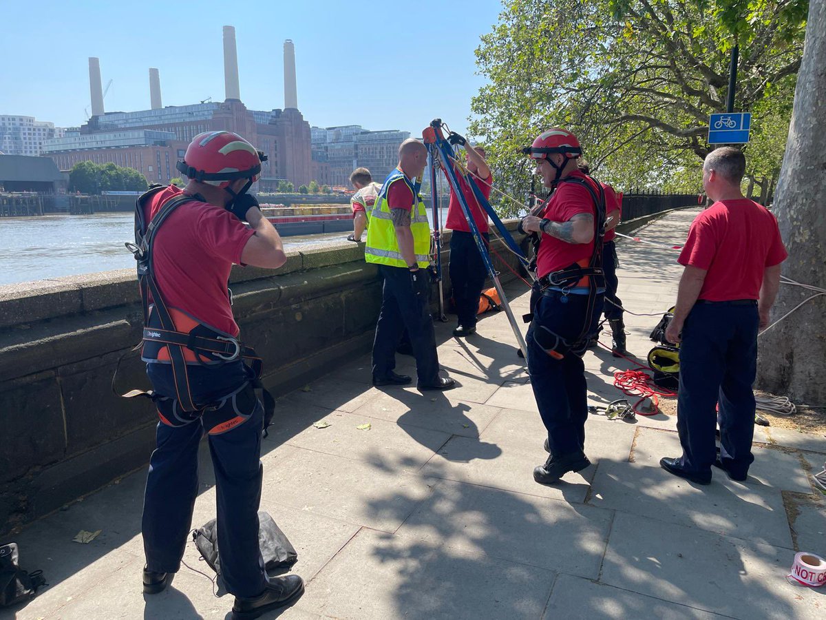 LondonFire's tweet photo. Our #Chelsea crews have been maintaining core skills whilst enjoying the sunshine by the river. 

Here they are simulating a bankside rescue using ropes to raise and lower firefighters over the ledge. Find out more about rope rescue 👉 https://t.co/19bunyBf9T https://t.co/5g4DANObuY