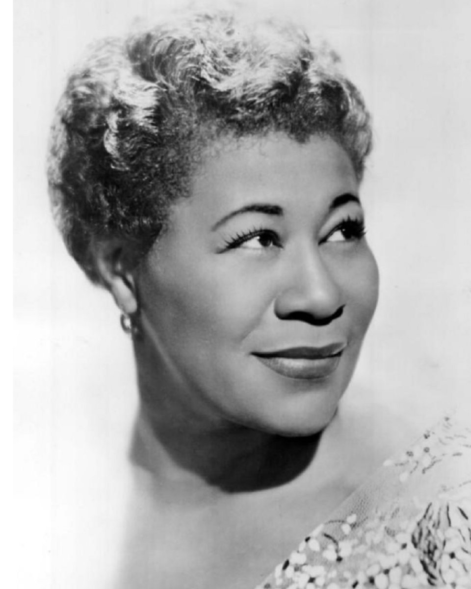 Tal día como hoy de 1996 fallecía Ella Fitzgerald, una de las cantante más importantes e influyentes de toda la historia de Estados Unidos.

#ellafitzgerald #ladyella #lareinadeljazz #historiadelamúsica #historiae