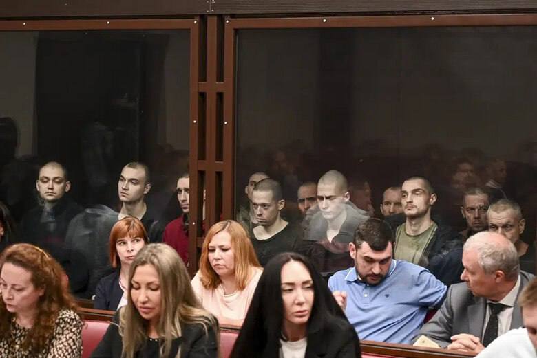 The photos of the show trial of #Azovstal's defenders in #Rostov are nothing but disgusting. Glossy prosecutors and dressed-up jurors with brilliant smiles 'judge' boys and girls who look like skeletons after a concentration camp and torture. Such abuse of combatants is an…