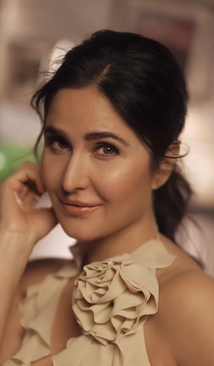 Katrina served yet again. She's so beautiful tho. ❤️❤️ #KatrinaKaif #KayByKatrina #KayBeauty