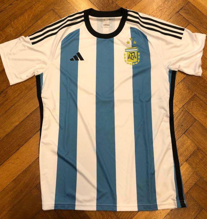 Buen jueves!! Nueva mañana en #ElClubDelMoro de 6a10 📻 Tenemos CAMISETAS de la SELECCIÓN ARGENTINA 🇦🇷 🇦🇷  Participan con el hashtag #ElClubDelMoro. Además HOY hay #DiscoTrapo <a href="/la100fm/">LA 100</a> en FM99.9 la 💯🍀🍀🍀