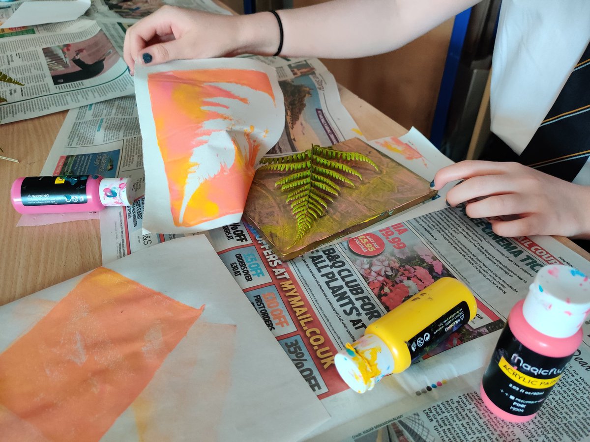 stmattsartdept's tweet photo. S3 pupils took part in a printmaking workshop this morning hosted by Karen and Gillian from the Barony Centre in West Kilbride. Plants were used with jelly plates to create beautiful results! 🌿 https://t.co/vS1JLn2uIh