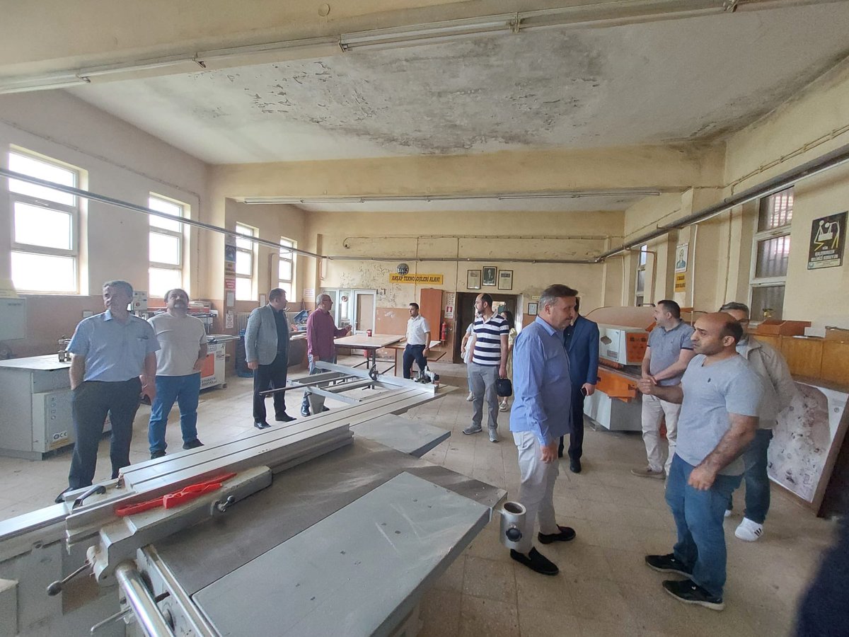 İlçe Milli Eğitim Şube Müdürümüz Sn. Hakkı Düzgün; okul müdürü ve rehber öğretmenlerinin katılımıyla Terme Mesleki ve Teknik Anadolu Lisesinde düzenlenen okul tanıtım programına katıldı. <a href="/ismailrhmnkose/">İRKÖSE</a> <a href="/muratagar60/">Murat AĞAR</a>