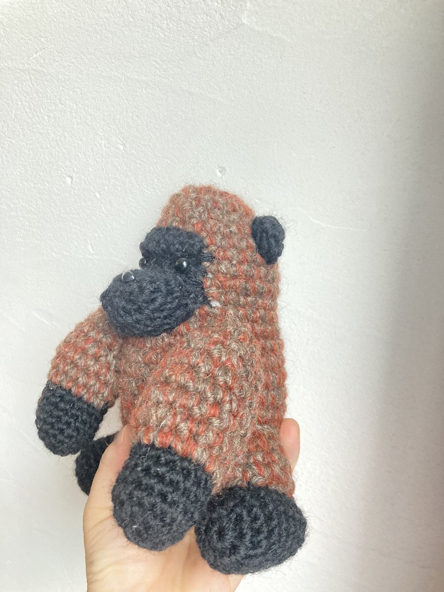knitomo1's tweet photo. ゴリラくん🦍
太い腕と💪、目の上の出っ張りチャームポイント。
minneとcreemaにアップしました。
#crochet #amigurumi #golila
#かぎ針編み #あみぐるみ #ゴリラ #ぬいぐるみ #minne #creema https://t.co/Ekp6jBlyZU