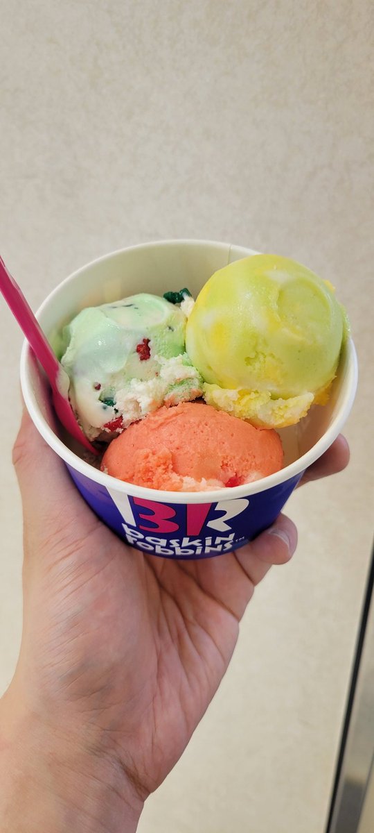 アイスが食べたくなって某コンビニへ出掛けたら、新たなスイカバーに巡り会った！！
ここのところ、アイスがないと生きていけない生活をしている気がする(笑)