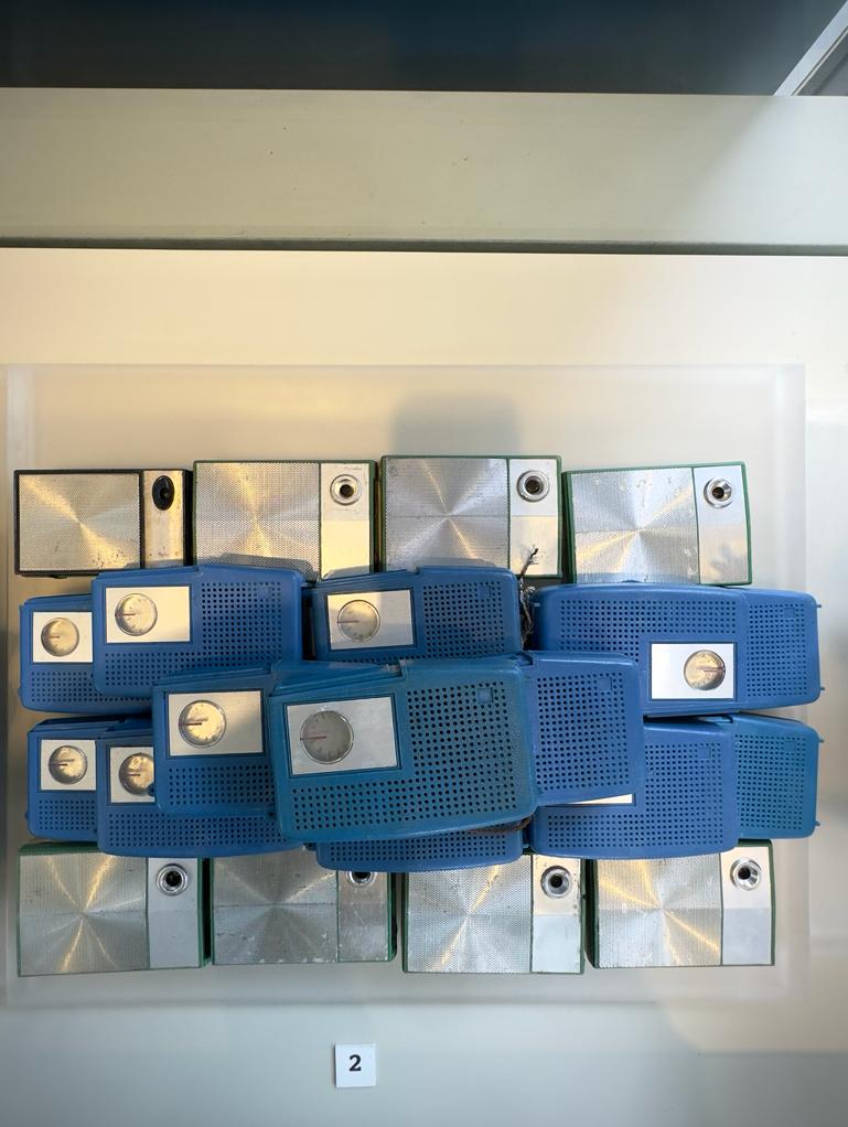 LibRadioProject's tweet image. Radios in the ‘Hanoi Police Museum’ and their accompanying label. 🇻🇳 📻 
#hanoi
#radios
#propaganda
#hanoipolicemuseum
#vietnam