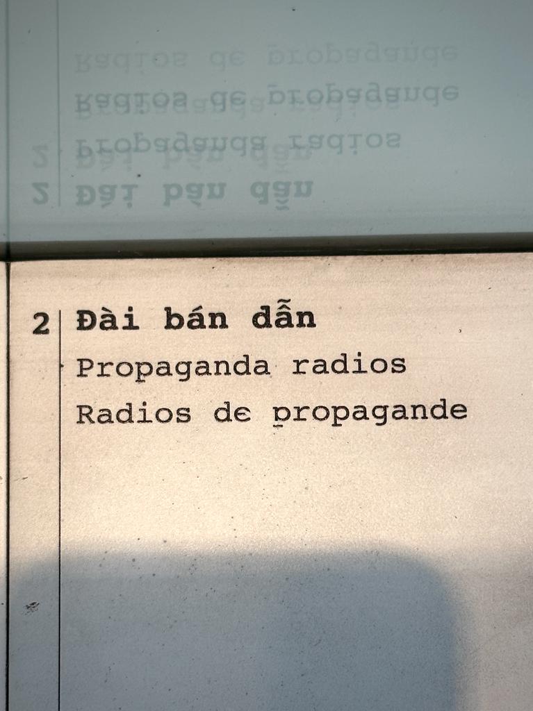 LibRadioProject's tweet image. Radios in the ‘Hanoi Police Museum’ and their accompanying label. 🇻🇳 📻 
#hanoi
#radios
#propaganda
#hanoipolicemuseum
#vietnam