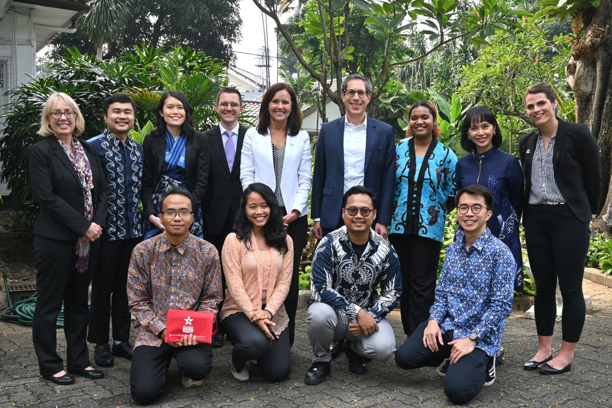 PeaceCorpsDir's tweet image. TY to U.S. Embassy Jakarta and DCM Michael Kleine for hosting an inspiring event w/ @YSEALI alums where they told their stories &amp;amp; the amazing ways they are supporting #LocallyLedDevelopment &amp;amp; championing #Volunteerism. We look forward to collaborating w/ you! #ServeBoldly