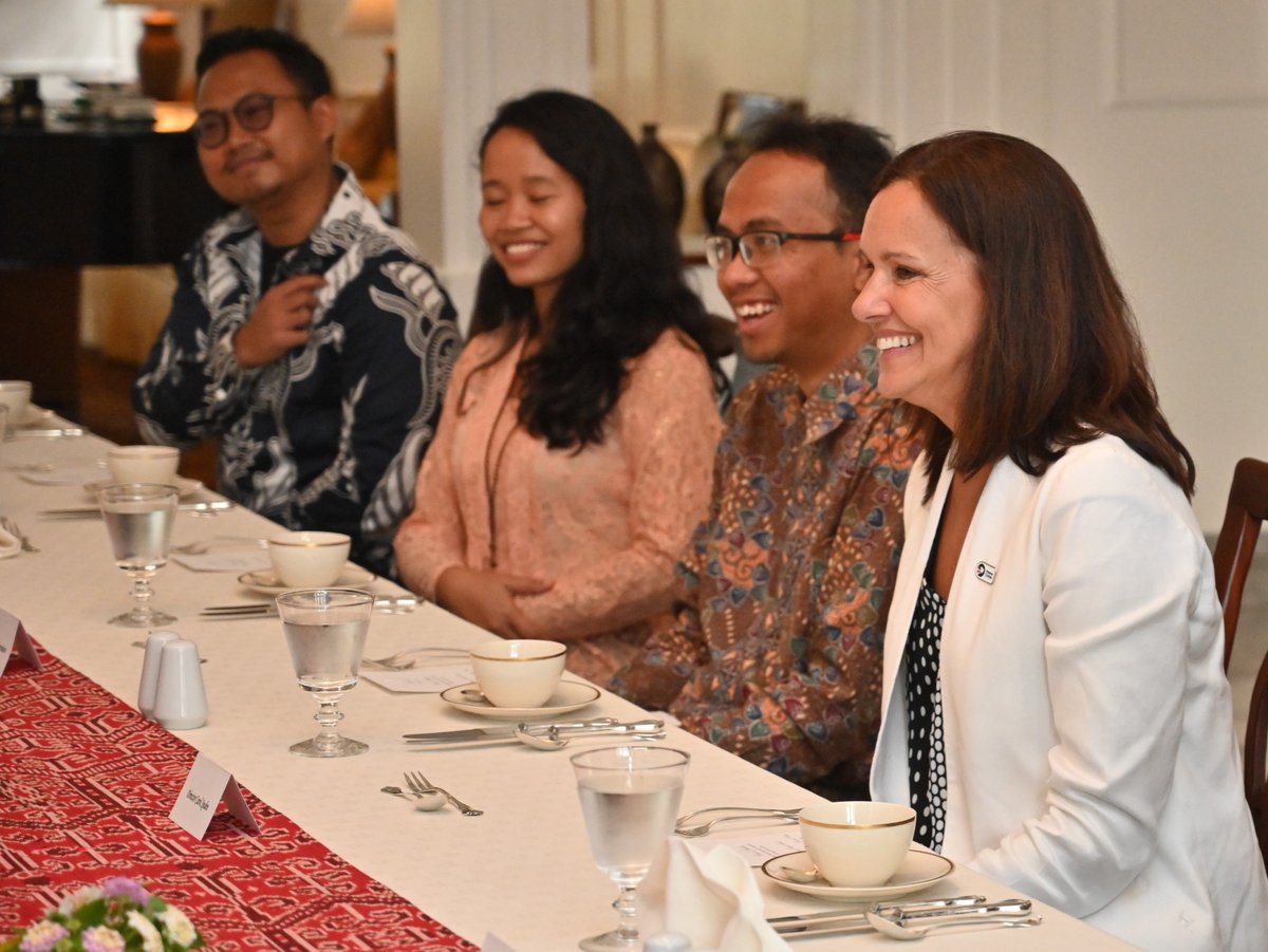 PeaceCorpsDir's tweet image. TY to U.S. Embassy Jakarta and DCM Michael Kleine for hosting an inspiring event w/ @YSEALI alums where they told their stories &amp;amp; the amazing ways they are supporting #LocallyLedDevelopment &amp;amp; championing #Volunteerism. We look forward to collaborating w/ you! #ServeBoldly