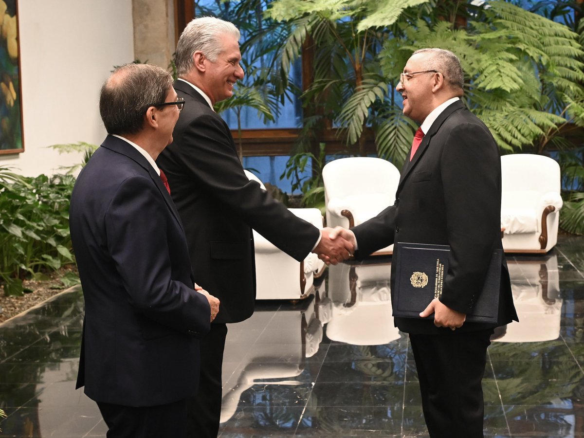 Danysuarez70's tweet photo. @DiazCanelB, presidente de #Cuba, recibió hoy las Cartas Credenciales de los nuevos Embajadores de Zimbabue 🇿🇼, Tanzania 🇹🇿, Bolivia 🇧🇴, Venezuela 🇻🇪, Guatemala 🇬🇹 y Filipinas 🇵🇭, a quienes dio una cálida bienvenida a la Isla. https://t.co/0Xww8Cw3J7