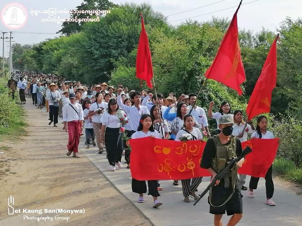 Despite the presence of junta forces,in 
#Monwya_Amyint road, a group of pro -democracy activists marched through the streets, screaming revolutionary chants, in an attempt to destroy the genocidal dictatorship.
🔥🙏🏽💪🏽
#WarCrimesOfJunta 
#2023Jan15Coup    #WhatsHappeningInMyanmar