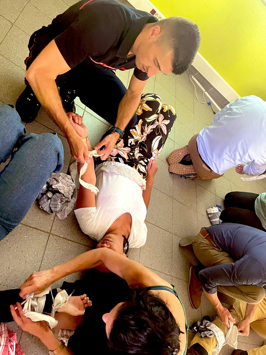 Toute l’équipe du Pôle professionnel et patrimonial de <a href="/UTKerfeunteun/">CMB UT QUIMPER KERFEUNTEUN</a> et de l’agence du CMB de Briec se sont réunies pour une formation des gestes de premiers secours ⛑️. Merci à Guillaume et aux Sapeurs Pompiers 🚒 de Briec <a href="/DD_29_Quimper/">DD29</a> <a href="/CMBretagne/">CMBretagne</a> <a href="/nathaliebescond/">Nathalie Bescond</a>