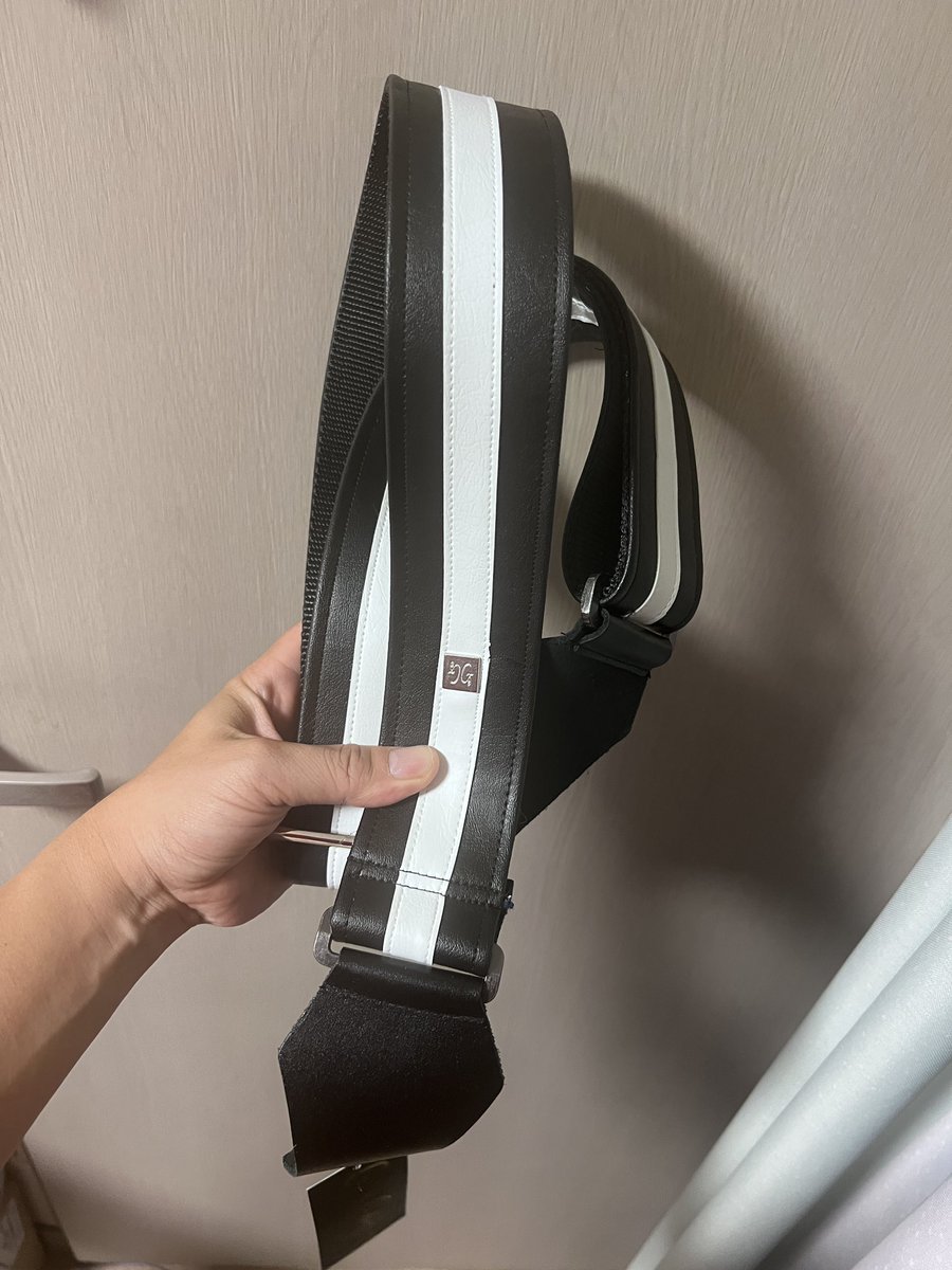 BENKMAN1985's tweet photo. 自分への誕生日プレゼントとして、テンションが上がる素敵なストラップを購入したよ！
フリーダムのRhinoにはこれで決まりさ！

#GetmGetm
#ベーシスト
#Freedomcgr https://t.co/LvhrGl3UWw