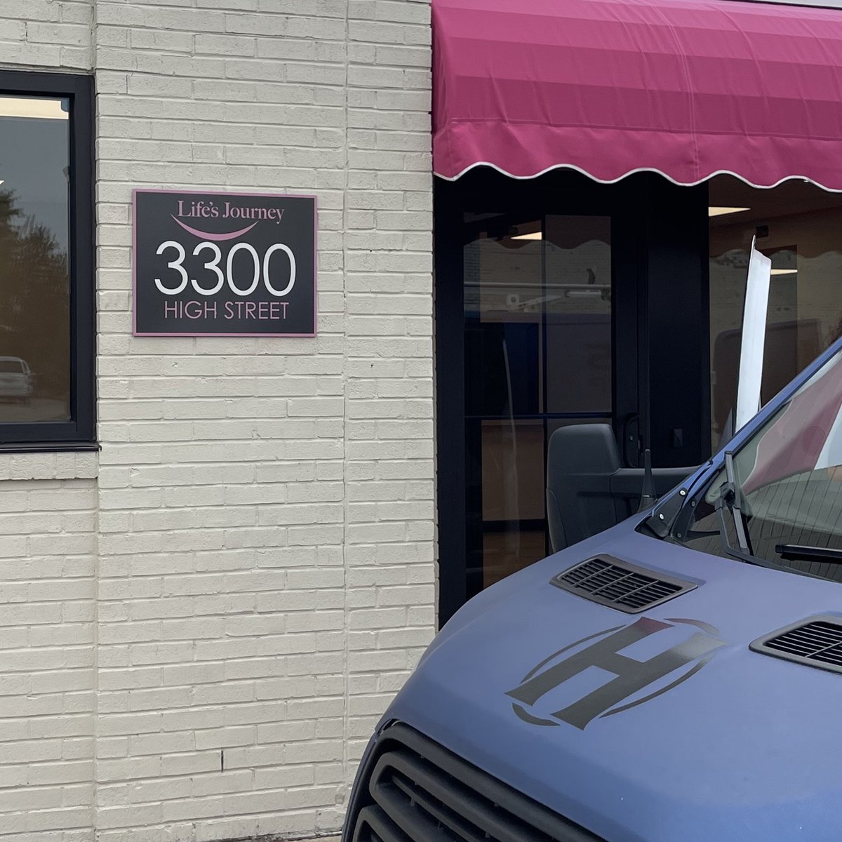 gohackworth's tweet image. Take a look at these exterior signs we did for @LifesJourneyServicesLLC ! #buildingsignage #exteriorsignage #customsignage #customsignagehamptonroads