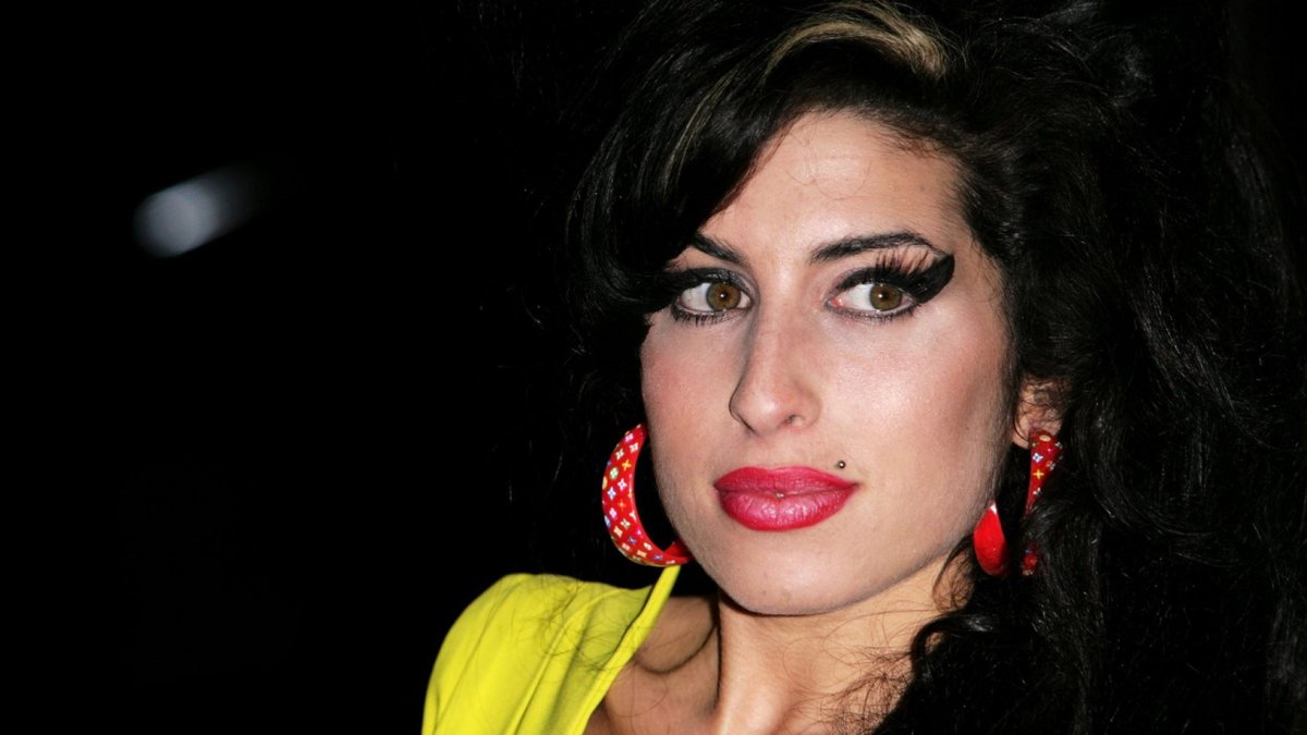 Amy Winehouse: her tragic story in photos buff.ly/3N9CVsf