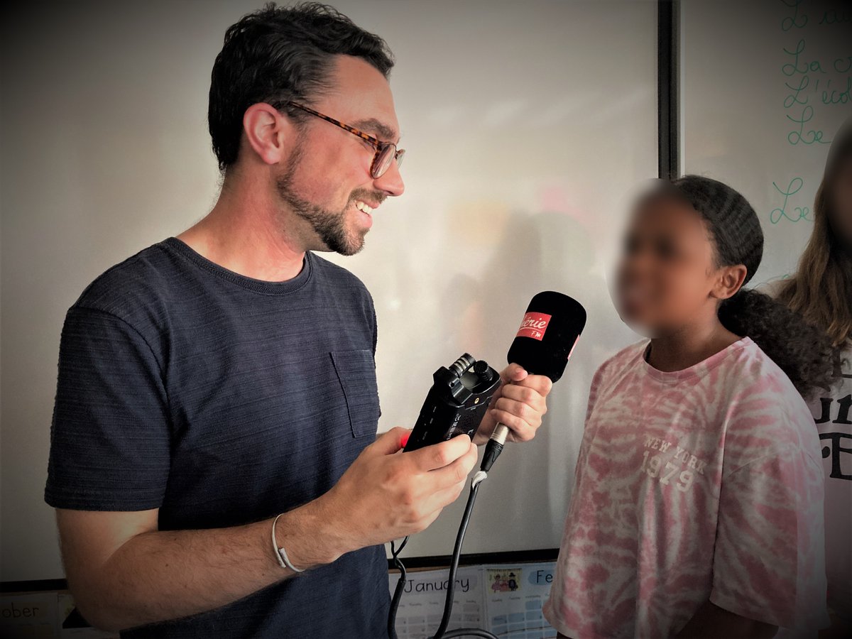 Numerique37's tweet photo. #Fetedelaradio 🎤 Interview des CM2 de l'école A. Rimbaud de Tours par @olcollet, journaliste. Ecoutez leur intervention à 6, 7, 8 et 9 h vendredi 16 juin dans le flash info sur @radiocheriefm !
@Clemi_ot @NRJTOURS37 @LeCLEMI @dsden37
@Arcom_Poitiers @IENASH37 @ICholat @Drane_ot https://t.co/xmxoS5Kytd