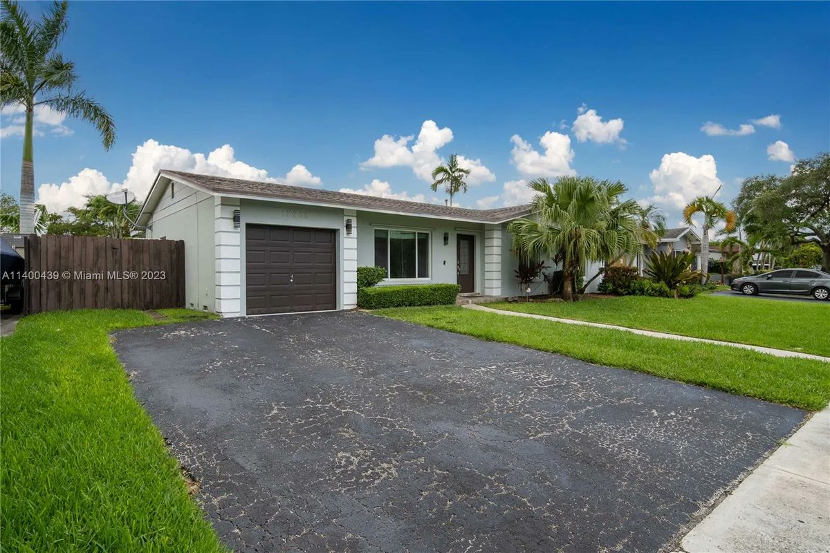 #Miami
💵 $ 660,000
🏠  3 Beds / 2  Baths
📐 1,661 Sq.Ft.
.

Great 3beds/2baths.Listing Courtesy of Luxe Properties

.Reach out for more information 
📲 786-613-3823

#MiamiRealtor #MiamiRealEstate #listingagent #luxurylistings.
buff.ly/3CjjIPI