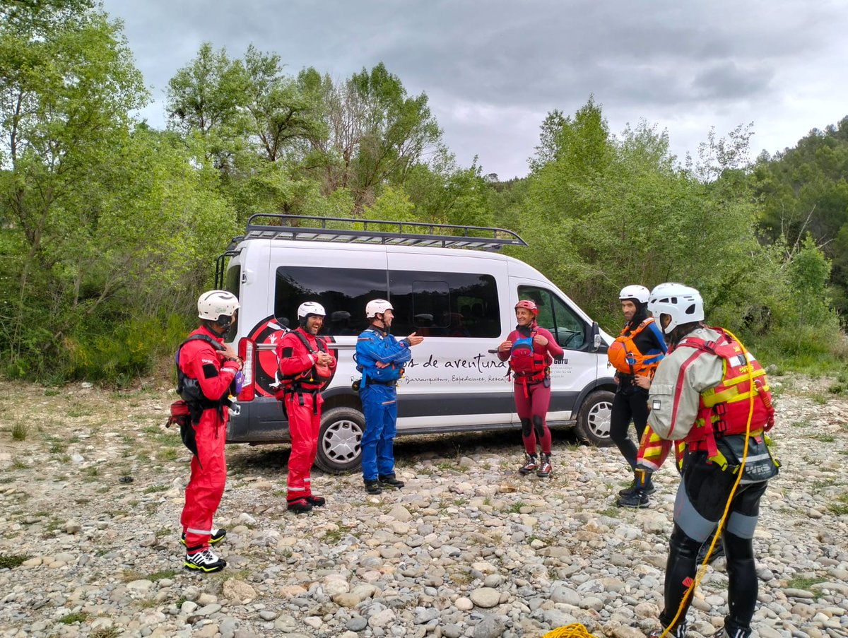 Pulling out a classic 'Coaching Chop' on an @Rescue3europe #swiftwater #rescue technician #Instructor course with <a href="/riverguruteam/">River Guru</a>