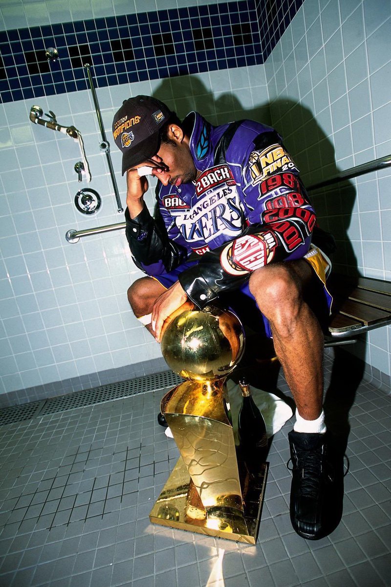 22 years ago today, Kobe wins Ring #2 🏆