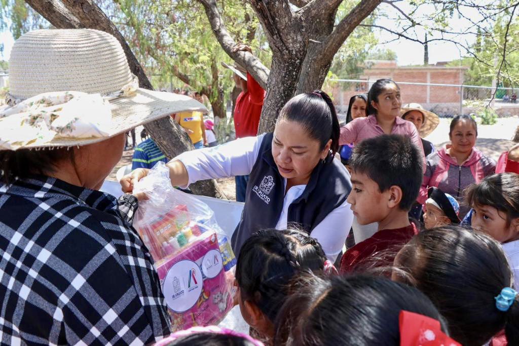 Estuve con las niñas, niños, docentes y padres de familia de la Primaria Ignacio Zaragoza de la comunidad San Juan Temascatío; les llevamos pupitres, cemento, pizarrones y material didáctico para que continúen con sus clases. 1/2