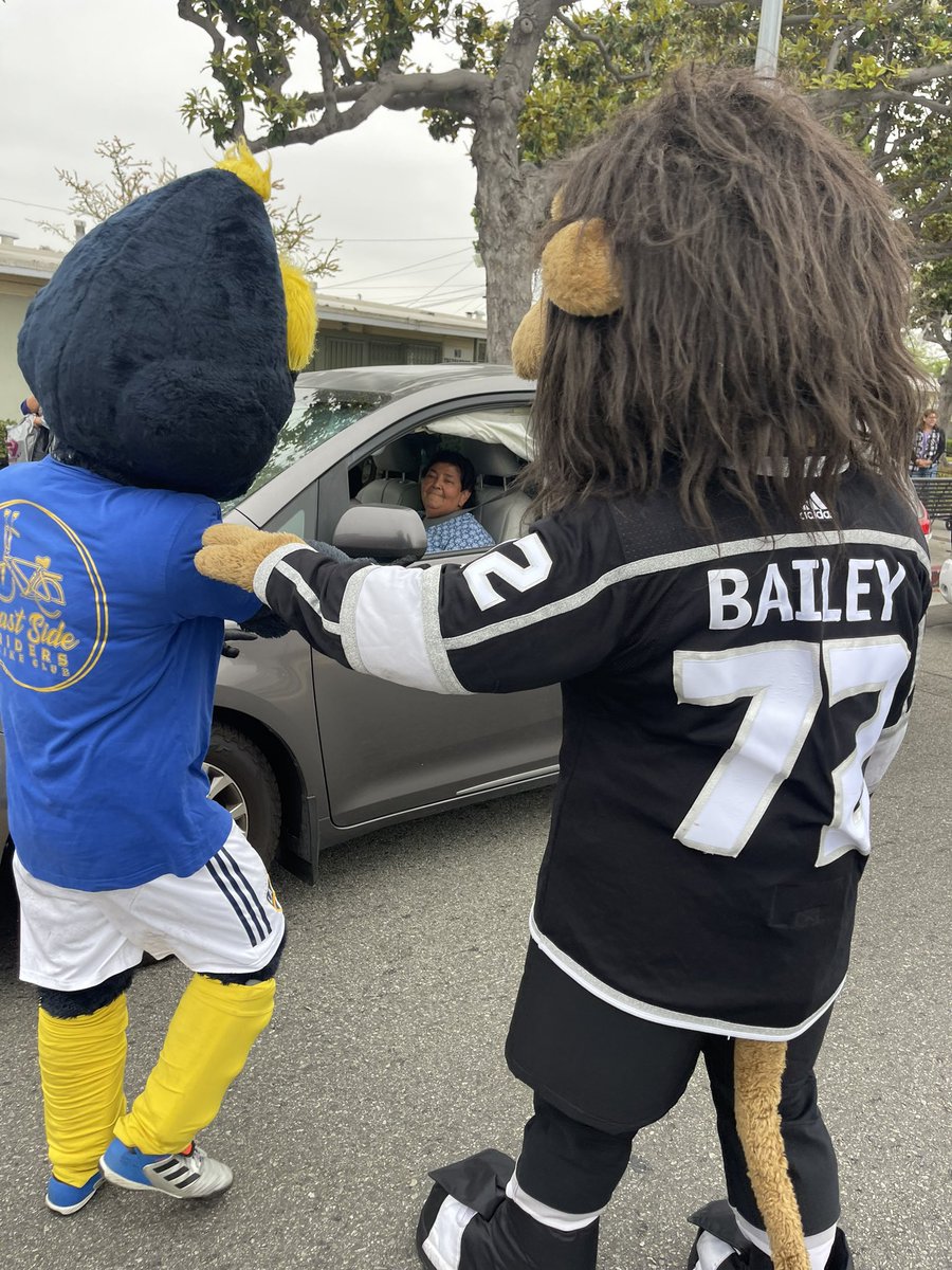 Great time yesterday with the @LAGalaxy #lagalaxyfoundation @AEGworldwide @LAKings @WeAreAllKings #starsquad @BaileyLAKings @CozmoLAGalaxy #kingsicecrew #foodforhealth @LAFoodBank @GRoWAnnenberg @WattsLeaders @NickelDiner at our weekly food giveaway to kick off