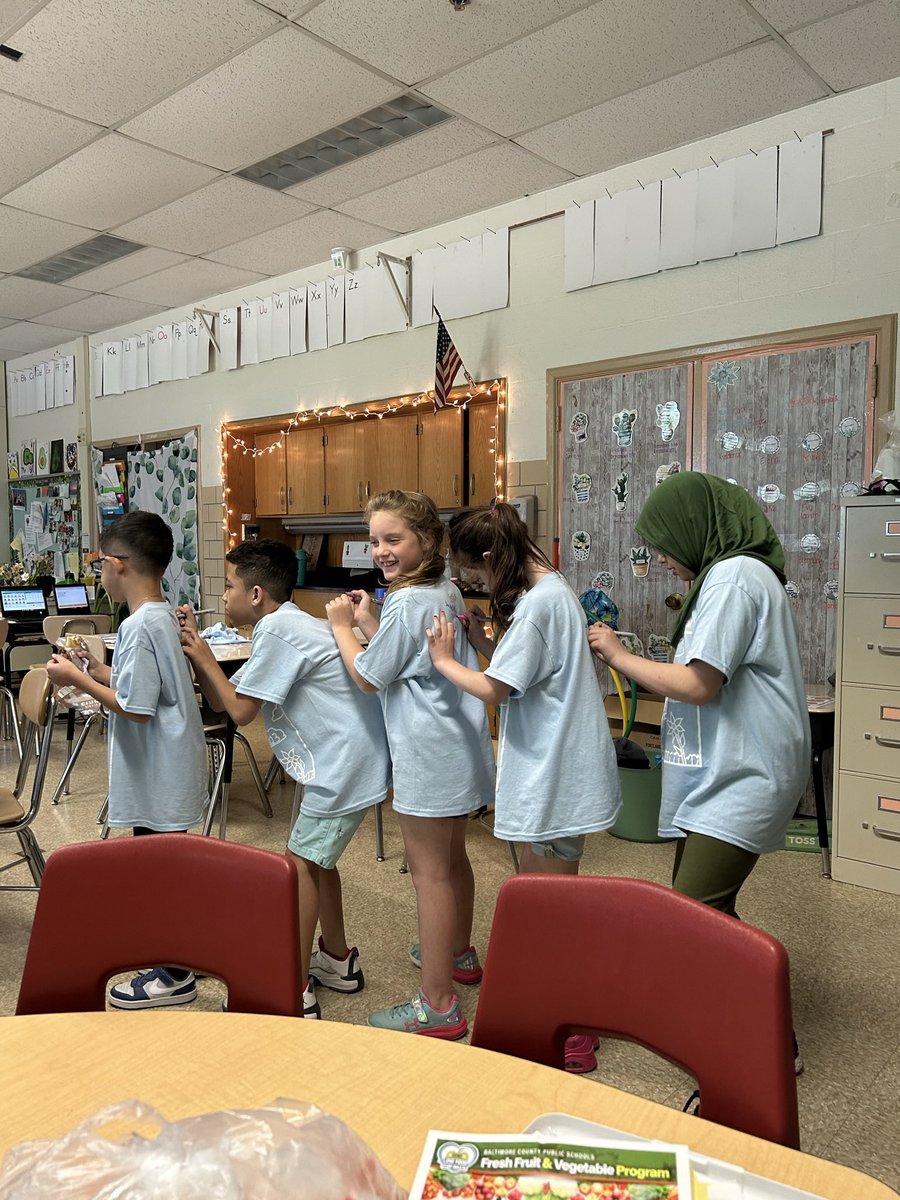 MrsBaroneSE's tweet photo. This was the best year I have ever had being a 3rd grade teacher. This group of amazing kiddos are so special to me 🥰 SO excited to loop with them and become a 4th grade teacher!! 💛 #nextchapter @SussexES https://t.co/ETSOSr1xdc