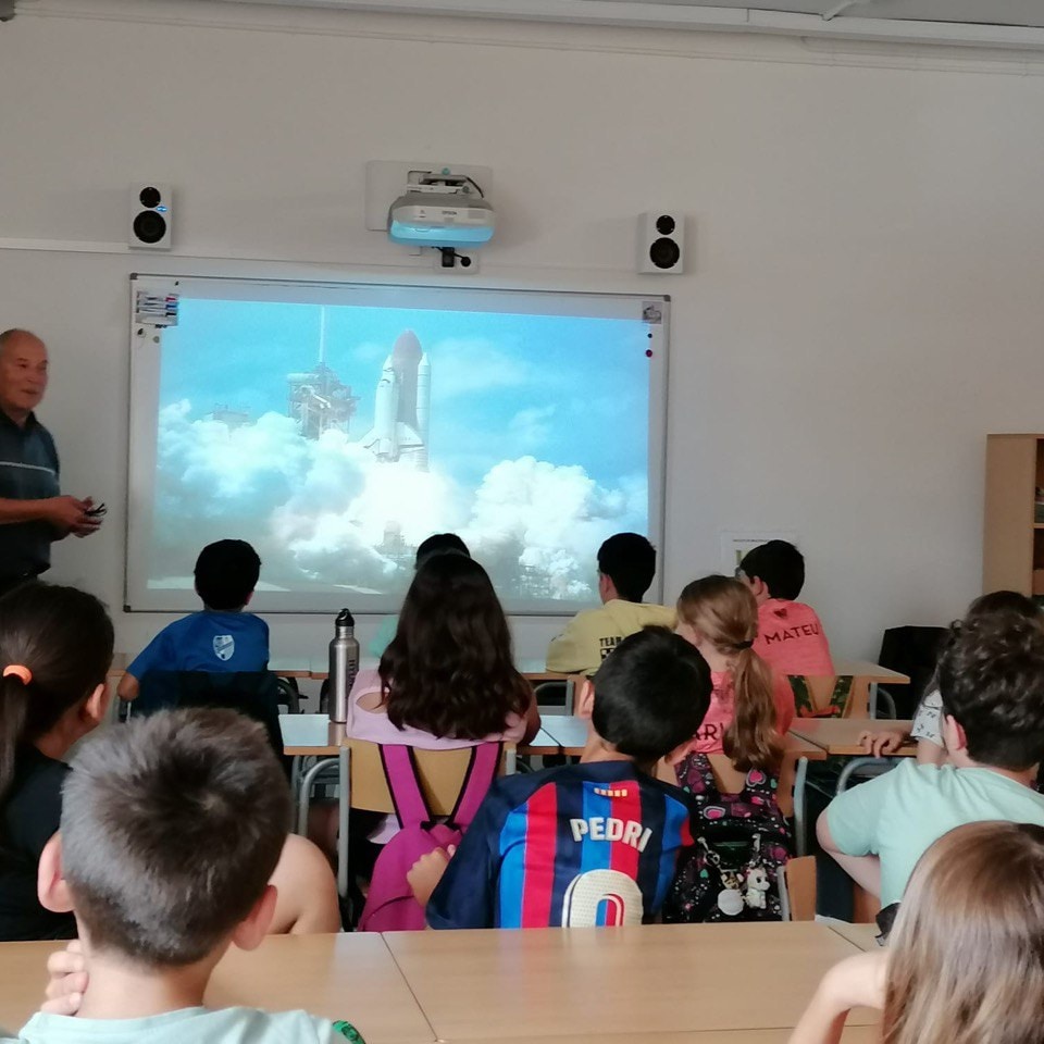 En Joan Pujolàs de l'#Agrupació #Astronòmica va a parlar d’Astronomia a l’escola Jacint #Verdaguer de Santa Eugènia de Berga.@AjuntamentSEB
