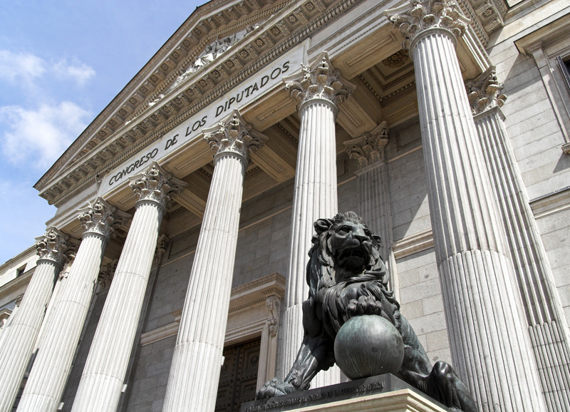 Hola, <a href="/ppopular/">Partido Popular</a> <a href="/PSOE/">PSOE</a> <a href="/vox_es/">VOX 🇪🇸</a> <a href="/sumar/">Sumar</a>. Nos gustaría saber si lleváis en vuestros programas electorales la regulación legal del Criminólogo en España. 30.000 profesionales esperan respuesta. Llevamos años luchando por ello pero solo recibimos largas o plantones como @pilar_llop #RT