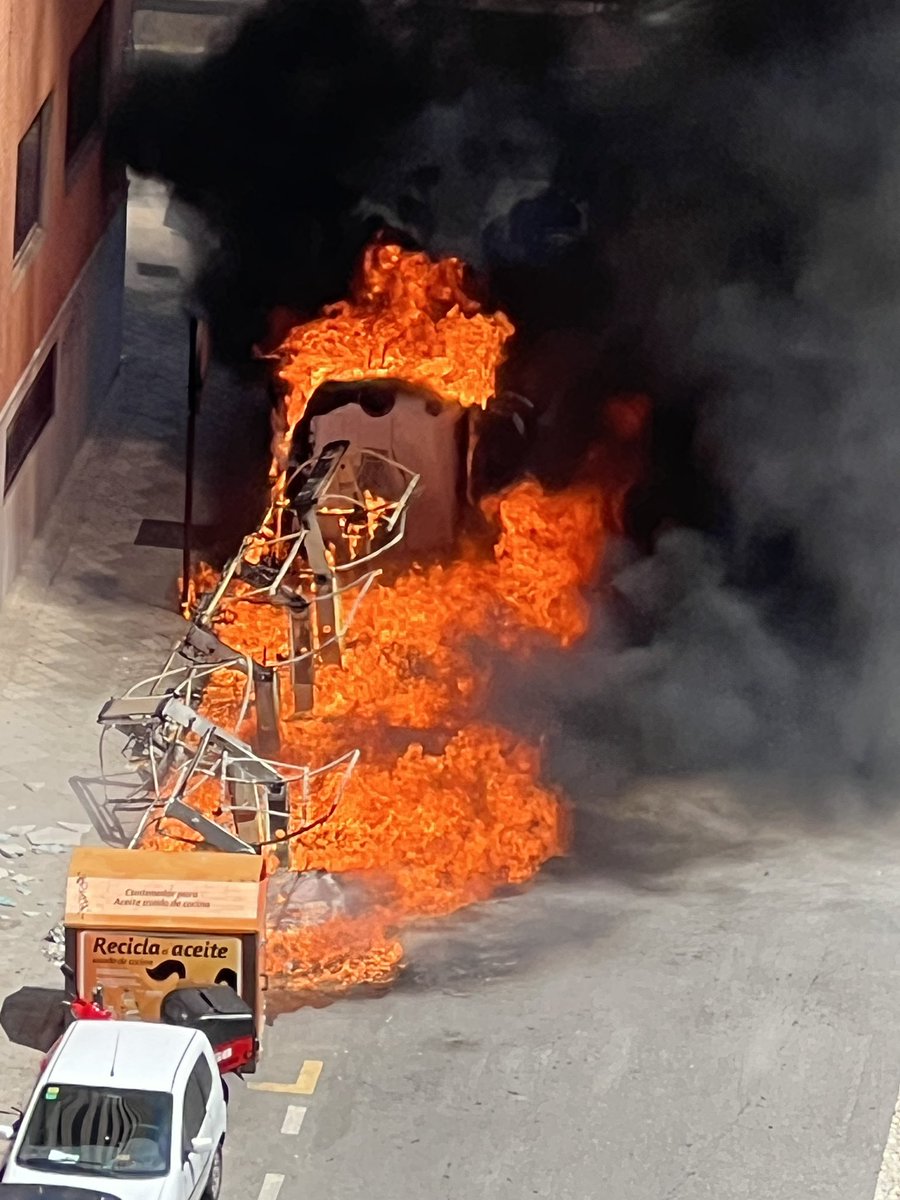 gitecom's tweet image. La agrupación de contenedores, aumenta de una forma considerable la carga de fuego ante un incendio. 
Una vez más con este incendio se acredita que no se pueden agrupar varios contenedores en núcleos urbanos. ¡A ver si se dan cuenta de esto en los Ayuntamientos!