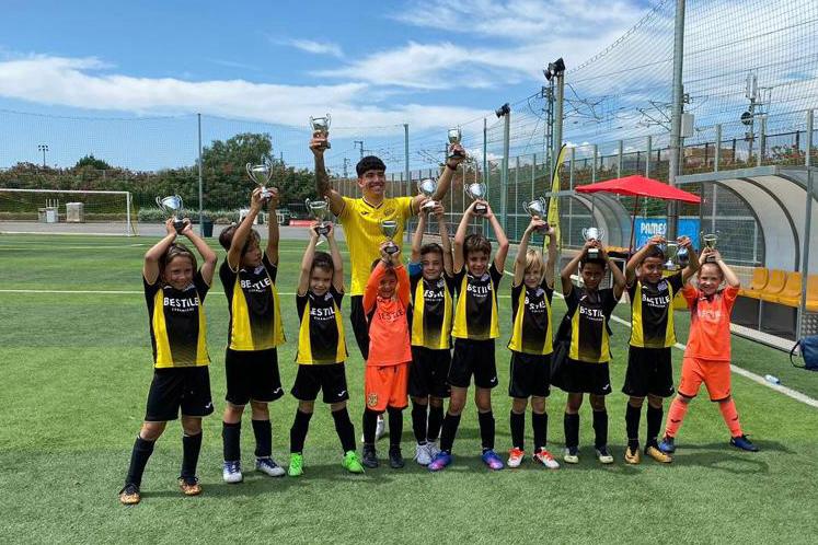cdroda's tweet photo. ¡VAYA TEMPORADA DEL PREBENJAMÍN C 🏆🤩 !
👉 Nuestros pequeños gualdinegros se proclamaron 𝗰𝗮𝗺𝗽𝗲𝗼𝗻𝗲𝘀 de liga y pusieron el broche de oro disputando la #FinalCup en el espectacular Estadio de la Cerámica 👏 .
#CDRoda #SomRoda https://t.co/yzOS9zlqFi