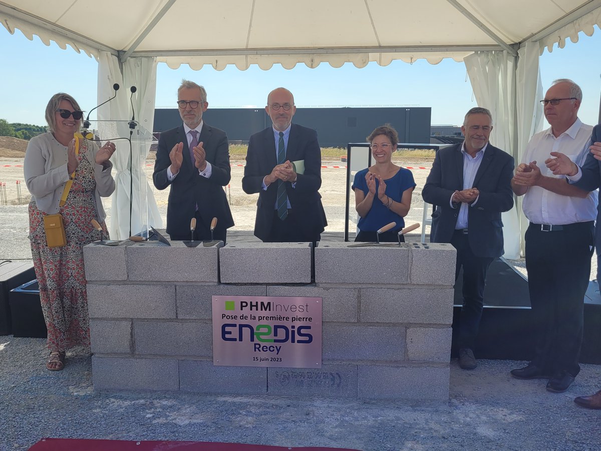 #Entreprise
Ce matin, Henri Prévost, préfet de la Marne, a posé la première pierre du futur site @enedis_car de Recy.
🌍Ce nouveau site s'inscrit dans la transition énergétique avec ses ombrières photovoltaïques et bornes VE.