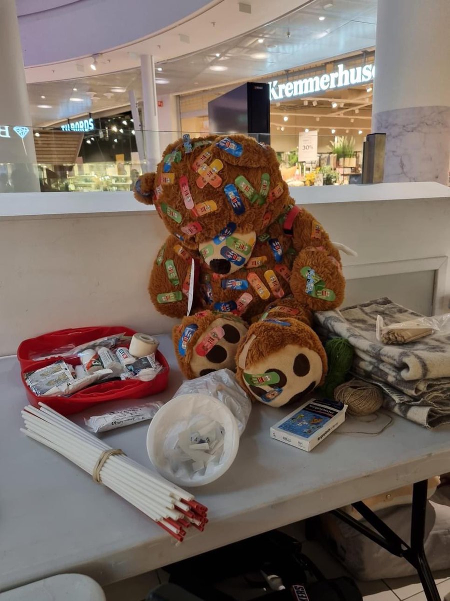 MHFossen's tweet photo. Alvorlig skadde kosedyr på Sirkus Shopping! Trondheim Røde Kors hjelpekorps tok med seg bamsesykehuset til Sirkus Shopping tirsdag denne uken, og våre to frivillige fikk prøvd seg på ganske eksotiske skader - alt fra fugl med gulsott til vaskebjørn med alligatorbitt i halen. 🥰 https://t.co/Lg6pc13DE0