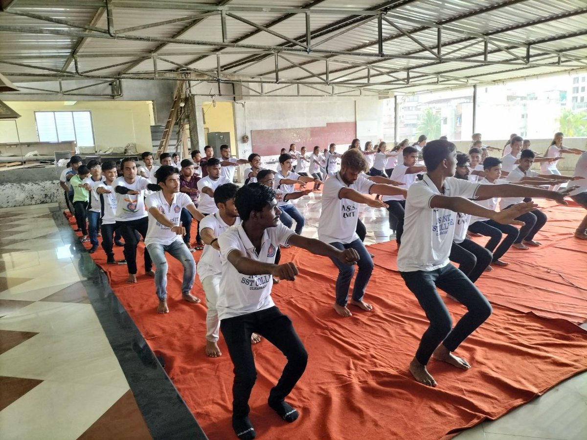 ZoneNss's tweet photo. District level Yoga workshop organised by NSS Cell University of Mumbai and  Arogya Yoga and Naturopathy Institute, Badlapur collaboration with SST College of Arts and Commerce Ulhasnagar on 15 June 2023.
@YASMinistry @MaharashtraNSS @_NSSIndia @mygovindia @moayush https://t.co/UNczrU1eX9