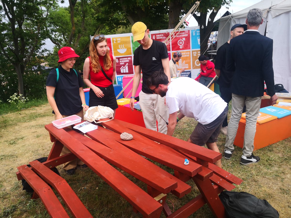 På Verdensmålspladsen på #fmdk kan du se bænken ’En plads til Ingen’, som er ganske ubrugelig for de fleste. Den er lavet af studerende ved @kglakademi, for at sætte fokus på, at design skal være inkluderende for alle. Kom forbi og hør mere kl. 17! #LeaveNoOneBehind