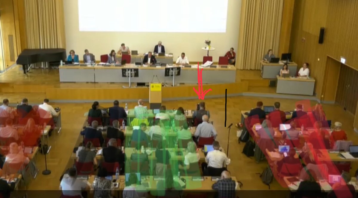 Max_Aschenbach's tweet photo. Bimmelbeginn: Mit Ordnungsglöckchen startet Dick die #StaDDrat|sdoppelsitzung.
Vielleicht wegen der neuen Sitzzordnung: Dem populären Rechtsruck (und dem Verwaltungswillen) folgend sitzen ich und meine @DissidentenDD-Fraktion jetzt neben den @Gruene_staDDrat. 
#ExtremeMitte? https://t.co/E3G1LXWaWv