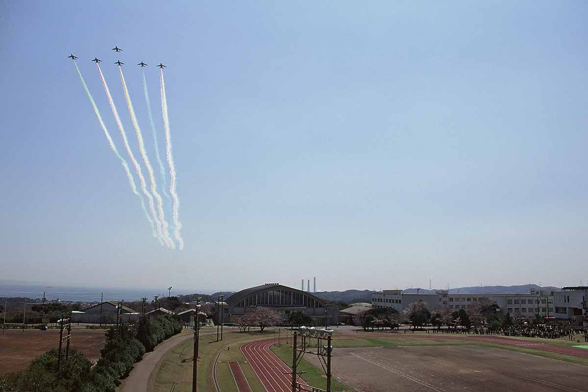 info_protfolio's tweet image. "あなたが見たブルーの思い出も教えてください″

航空自衛隊の「ブルーインパルス」の歴史,T-4型機を採用し初の全国ツアーである1996年シーズンを追った写真70点を研究展示.写真を触媒としてあなたが見たブルーの思い出も教えてください
#ブルーインパルス #松島基地  #航空自衛隊 #藤吉隆雄STS写真展