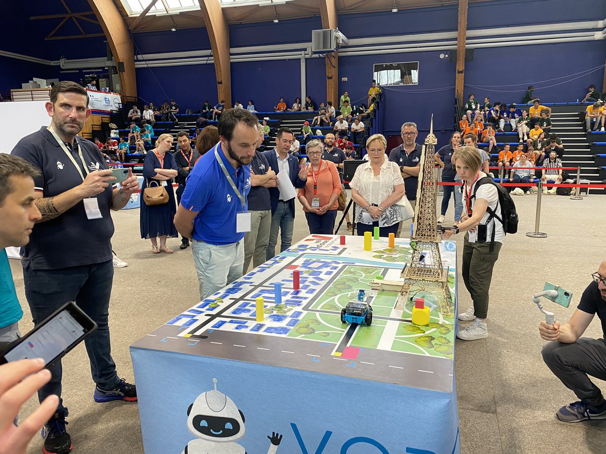 valdoise's tweet photo. Les équipes de collégiens ayant travaillé toute l’année, aux côtés de leurs professeurs, sur la #robotique et la programmation participent au #VObot challenge qui a lieu en fin d’année scolaire. #Innovation https://t.co/VmOI3oCcB4