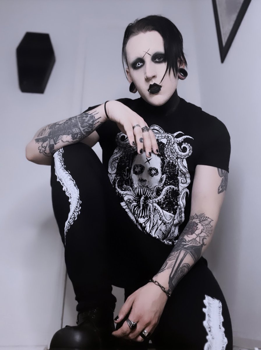 This striking shot of the one & only goth king @coffin_creeper is giving us Lovecraft realness as he rocks our new H.P. Lovecraft Tee and our Tentacle Joggers! 

#HPLovecraft #HorrorFashion #VampireFreaks #AlternativeStyle #GothGuy #GothTee #GothicFashion #SpookyStyle