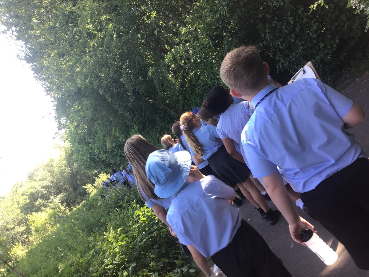 Year 5 went on a fieldwork trip to Reddish Vale butterfly 🦋 garden today. They were looking at ways to improve the area for visitors and the local community #fieldwork #primarygeography