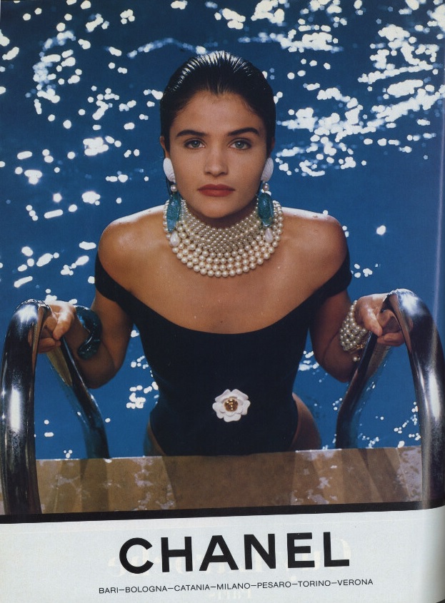 Is this the look you'll be going for emerging from the err... paddling pool!?... this sunny #FashionFriday? Gorgeous, darling! Vogue Italia, 1990s. 

@AStitchinTime13 @explorearchives @ArchiveHashtag #vintagefashion #1990sstyle #swimwear #jewellery #Vogue #fashionhistory